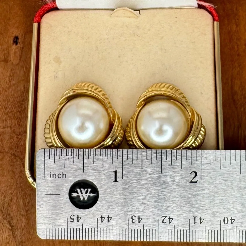 Vintage Sarah Coventry Gold Tone Faux Pearl Ribbed Swirl Clip On Earrings Boxed